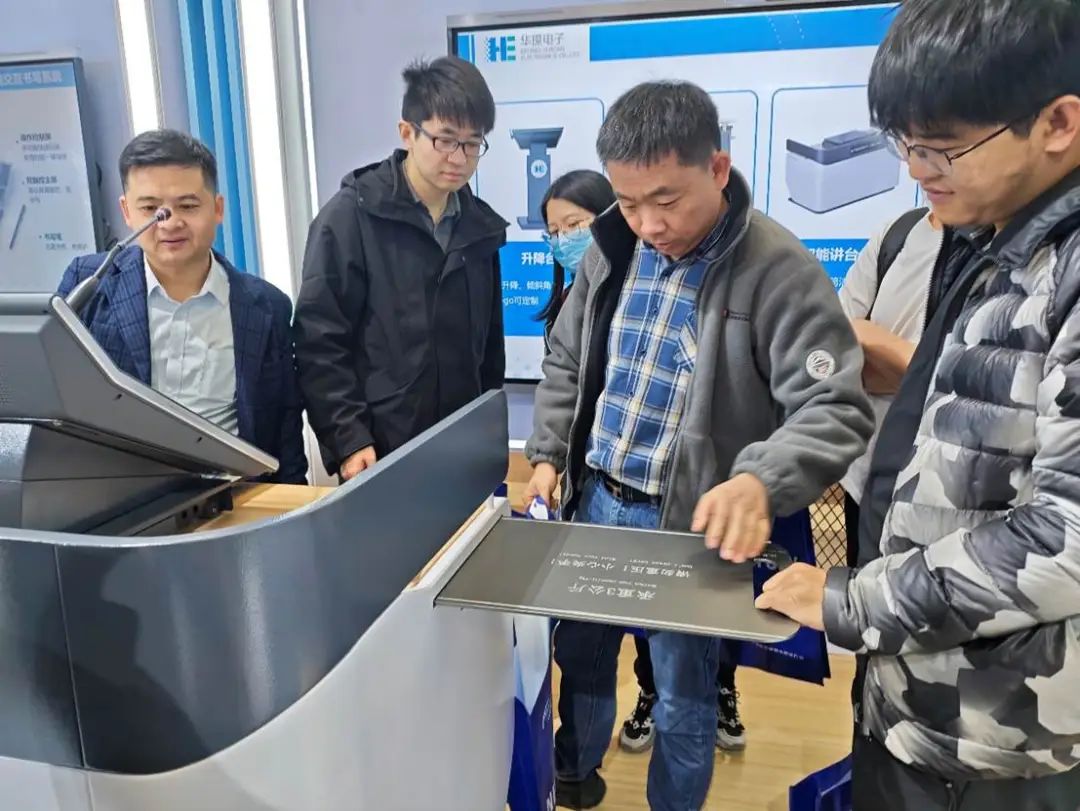 兩大產品系統家族再添新品—智能講臺、麥克管理終端，華璨電子新品驚艷亮相第34屆北京教育裝備展示會